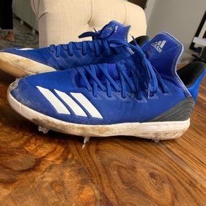 Men’s baseball cleats.